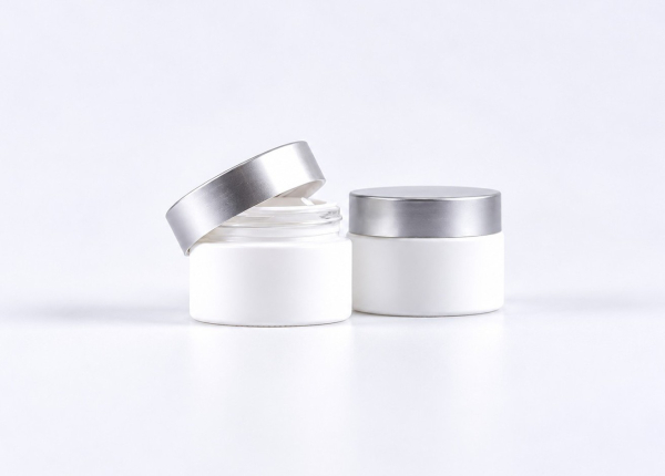 Weissglasdose 50 ml – Deckel Silber